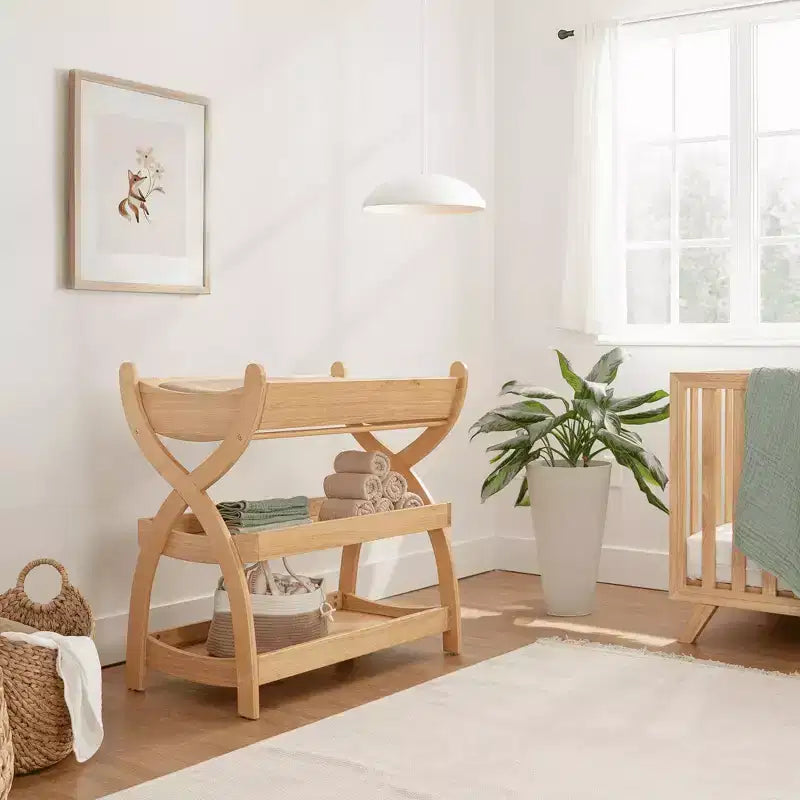Table à langer Comfy Cubs - Construction robuste en bois, design intemporel avec deux étagères ouvertes pour les indispensables de bébé