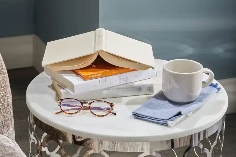 Table d'appoint ronde Glam de 19,75 po – Dessus en marbre blanc avec base en acier inoxydable