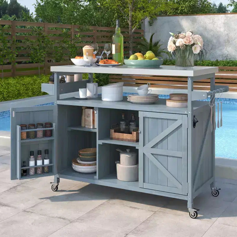 Îlot de cuisine d'extérieur Okak avec plateau en acier inoxydable, chariot de cuisine en bois avec portes, étagères et porte-épices, îlot de cuisine roulant